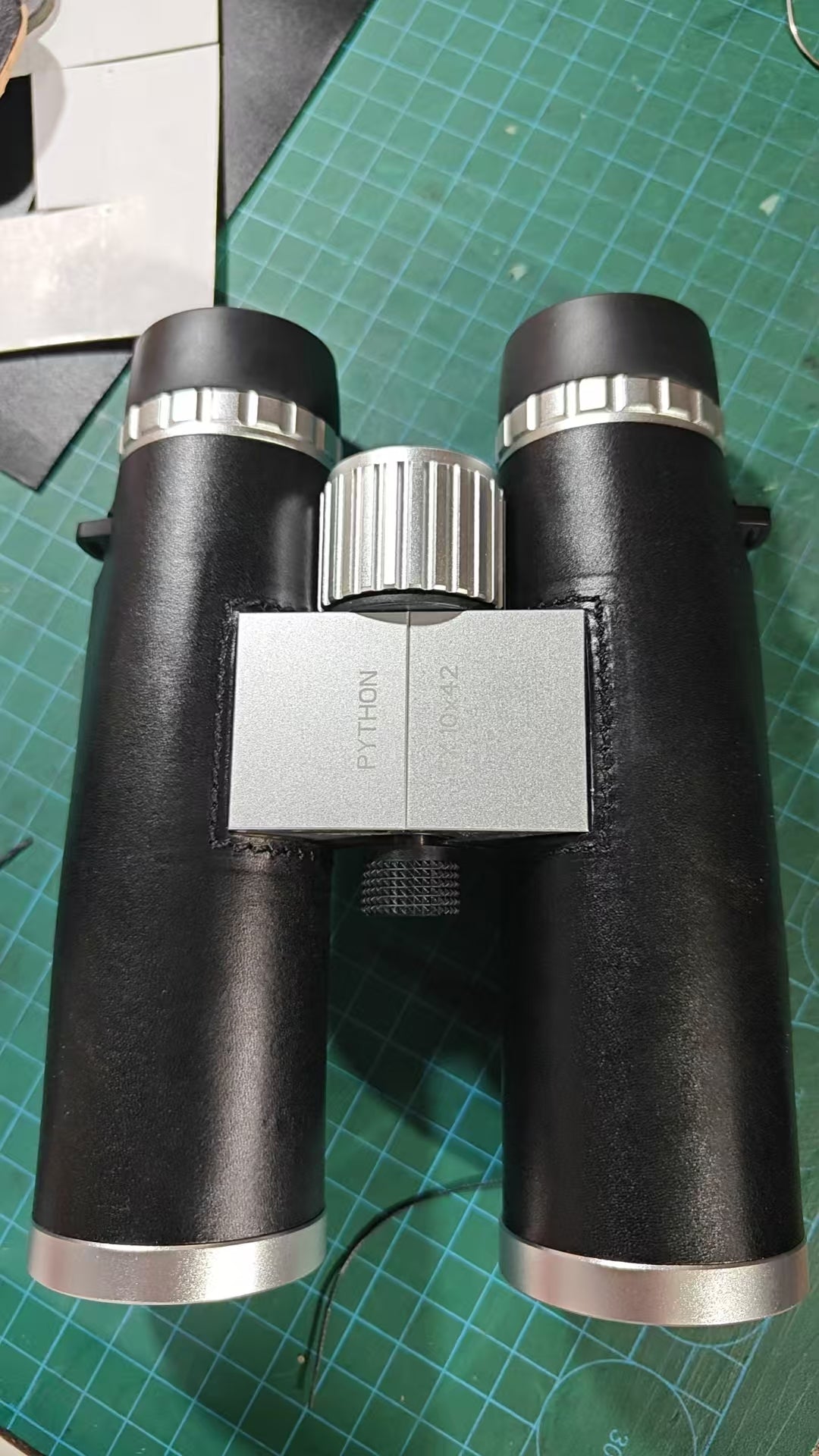 APEX 10x42 UHD