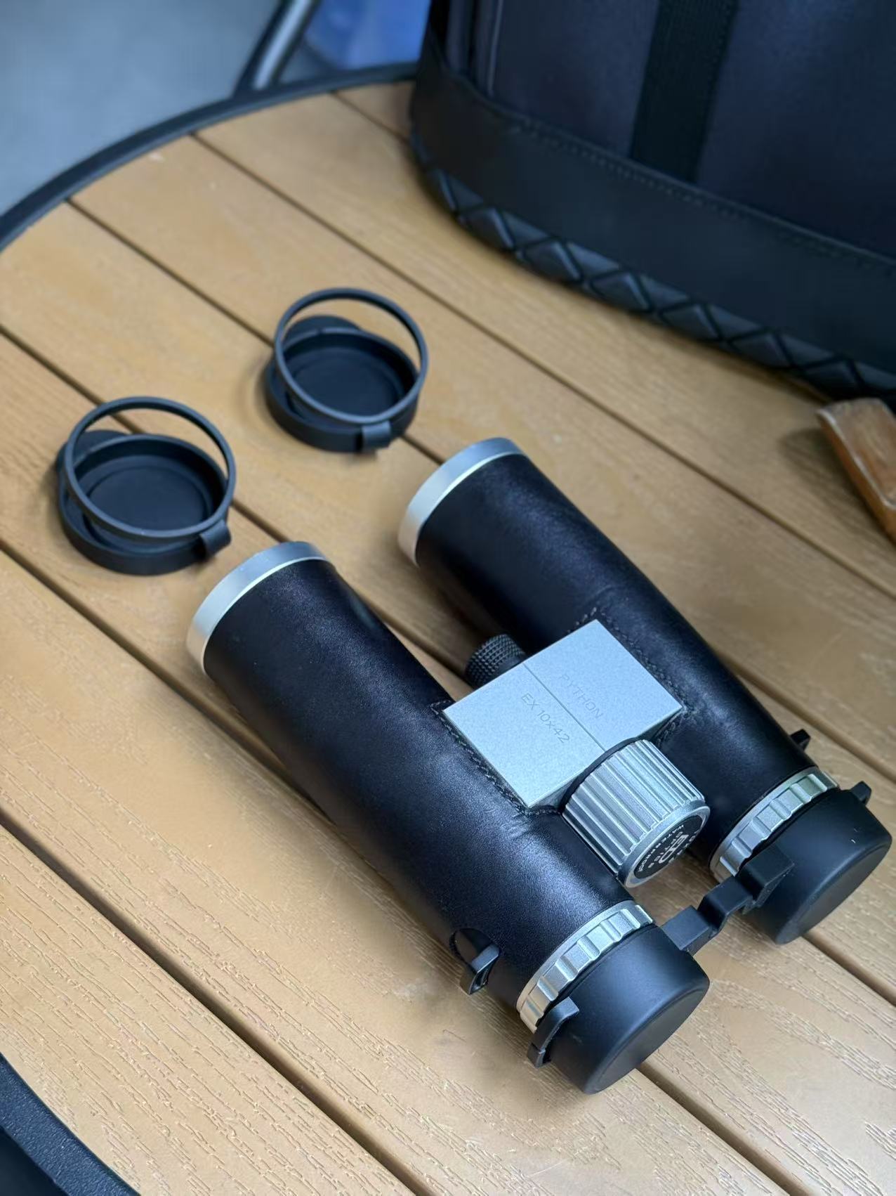 APEX 10x42 UHD